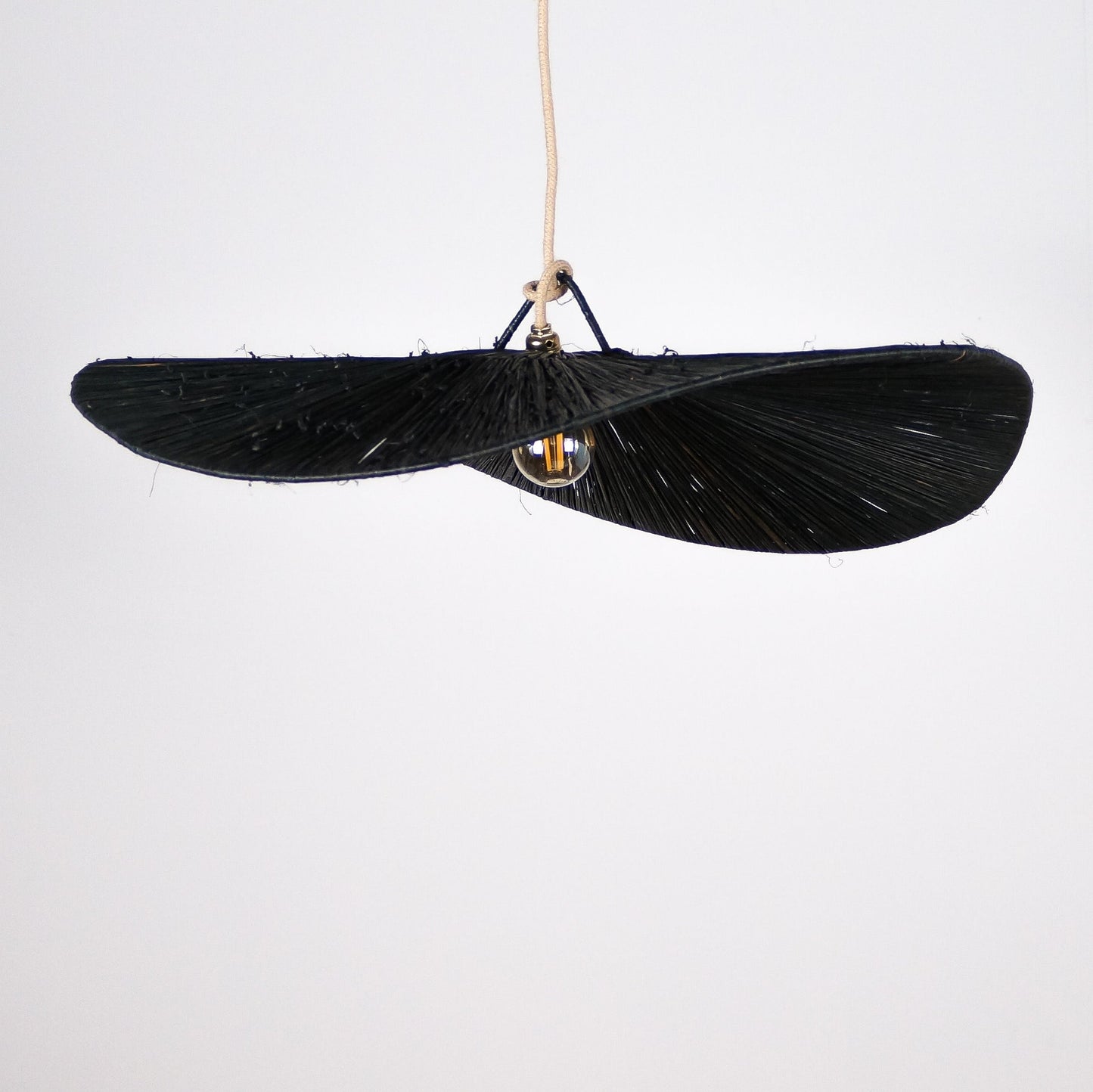 Suspension en Raphia Noir - Plate