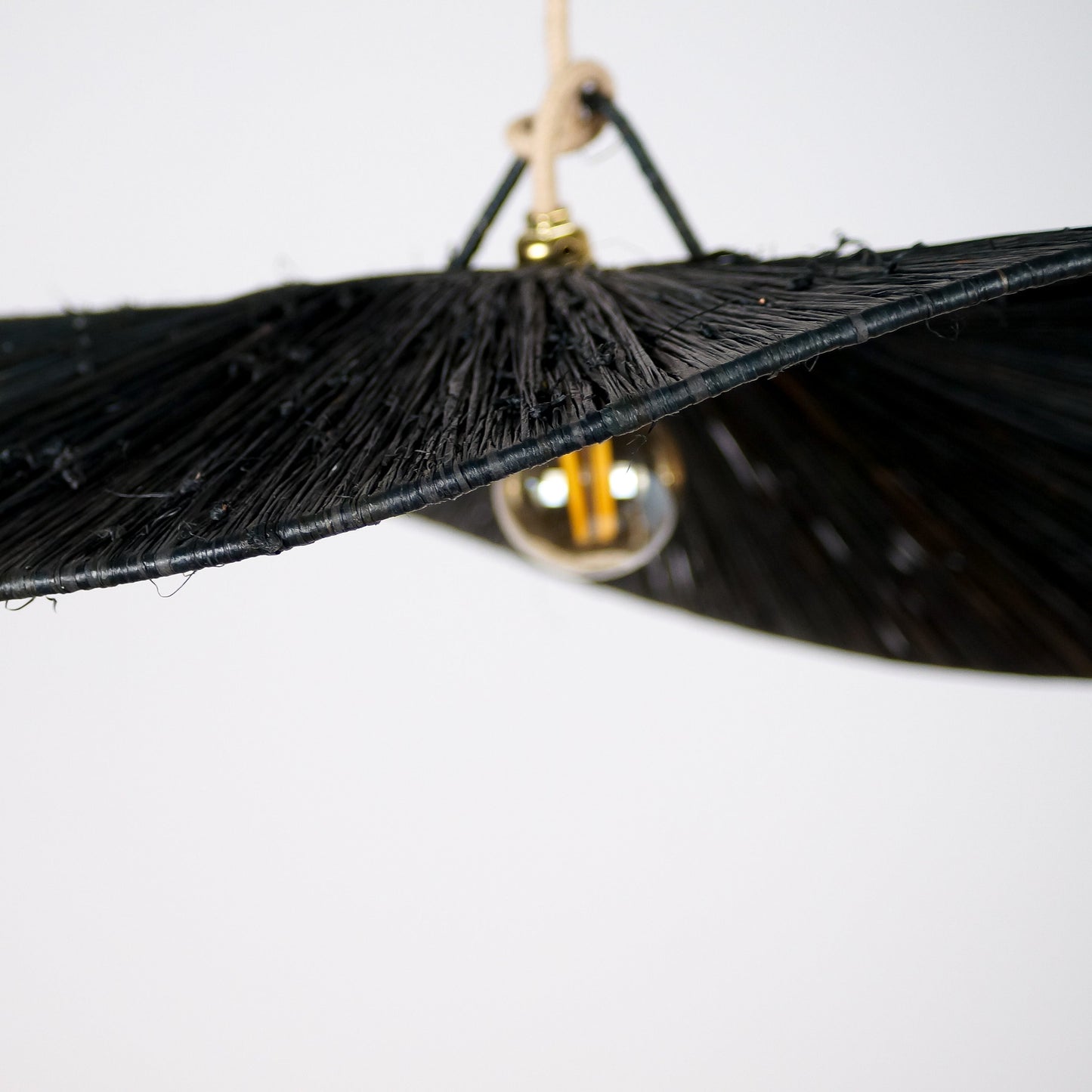 Suspension en Raphia Noir - Plate