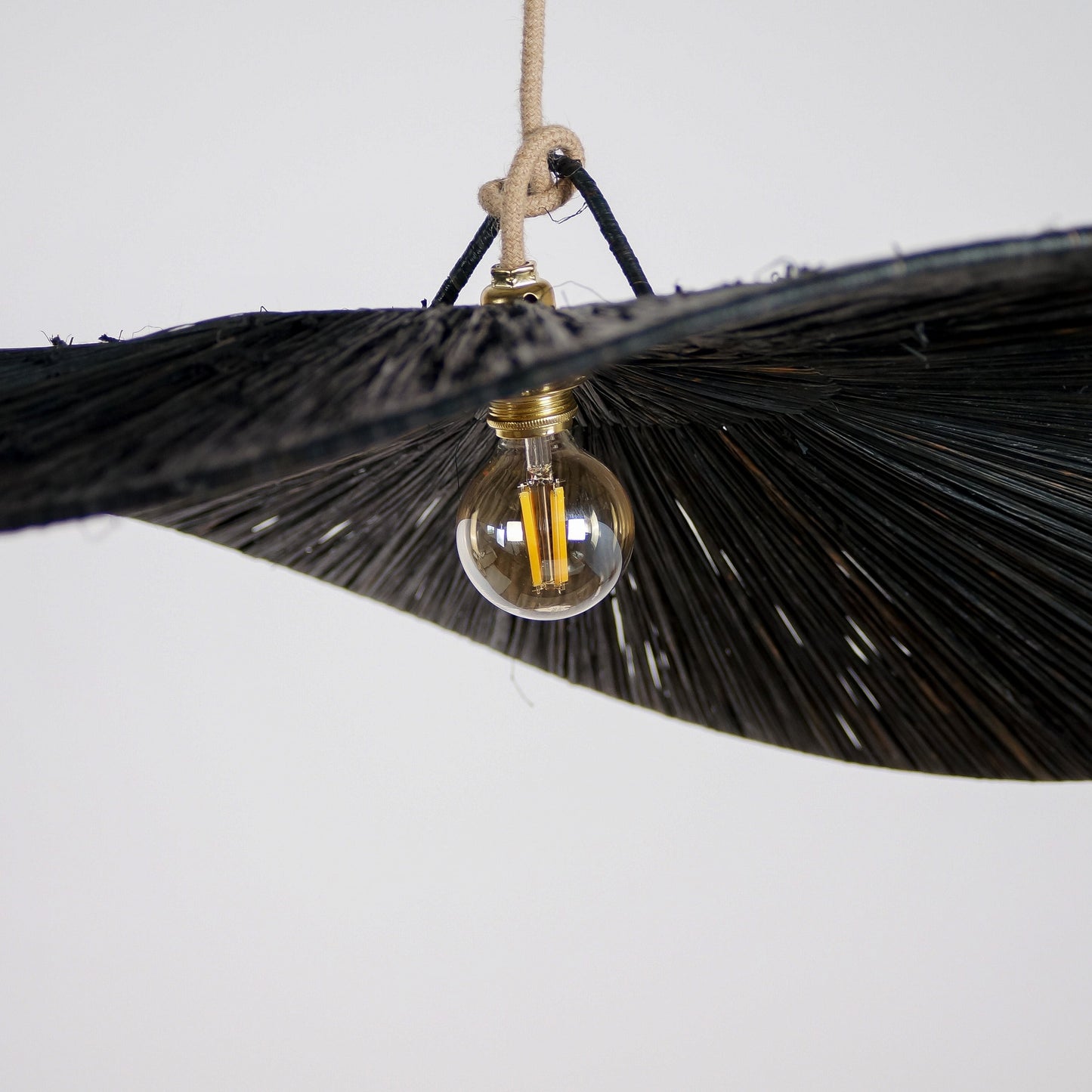 Suspension en Raphia Noir - Plate